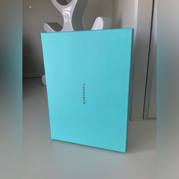 TIFFANY & CO. Medium Gift Box BRAND NEW - Picture 8 of 10